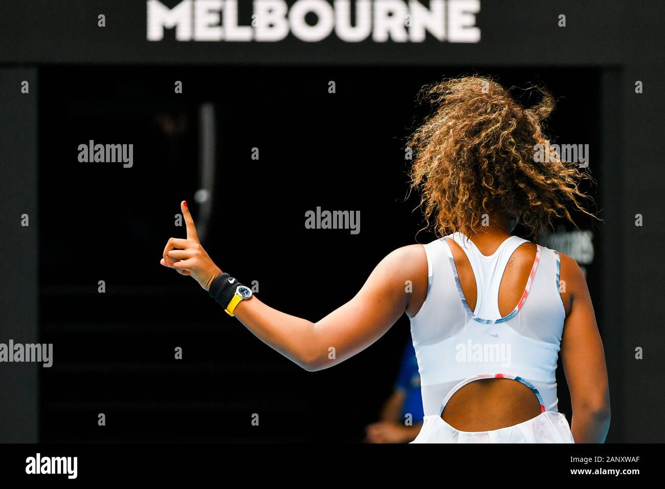 Melbourne, Australia. Xx gen, 2020. Osaka Naomi del Giappone i gesti durante le donne singoli match di primo turno contro Marie Bouzkova della Repubblica ceca a 2020 Australian Open a Melbourne, Australia, 20 gennaio, 2020. Credito: Zhu Wei/Xinhua/Alamy Live News Foto Stock