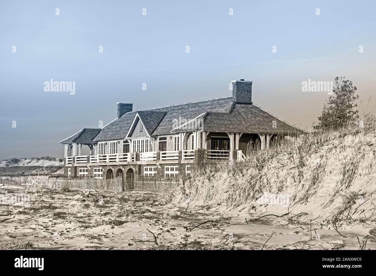 Stato Ludington Park Beach House sulla tempesta disseminato spiaggia vicino Ludington, Michigan, Stati Uniti d'America. Stato Ludington Park è un parco dello stato si trova appena a nord di L Foto Stock