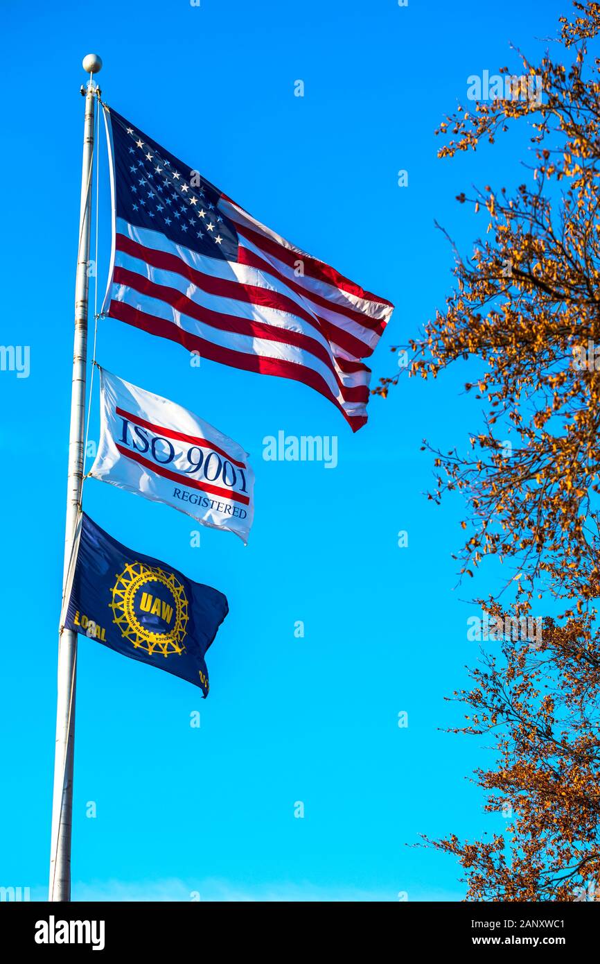 Stati Uniti d'America, ISO, UAW bandiere sopra la chiusa rampa Harsco fabbrica in Ludington, Michigan, Stati Uniti d'America. Foto Stock