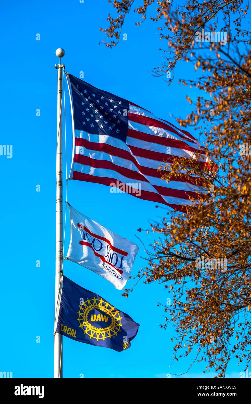 Stati Uniti d'America, ISO, UAW bandiere sopra la chiusa rampa Harsco fabbrica in Ludington, Michigan, Stati Uniti d'America. Foto Stock
