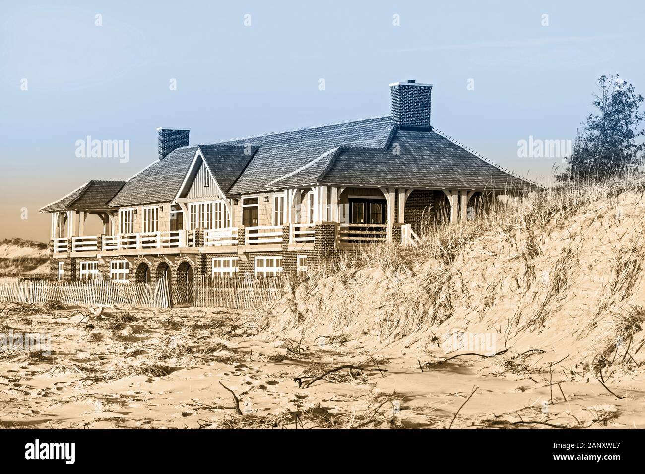 Stato Ludington Park Beach House sulla tempesta disseminato spiaggia vicino Ludington, Michigan, Stati Uniti d'America. Stato Ludington Park è un parco dello stato si trova appena a nord di L Foto Stock