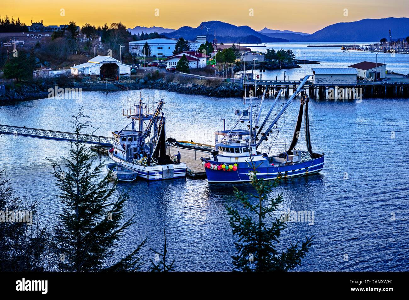Due commerciale di pesca le navi con reti da circuizione ancorata al lavoro platform nel porto di Sitka, Alaska, Stati Uniti d'America. Foto Stock