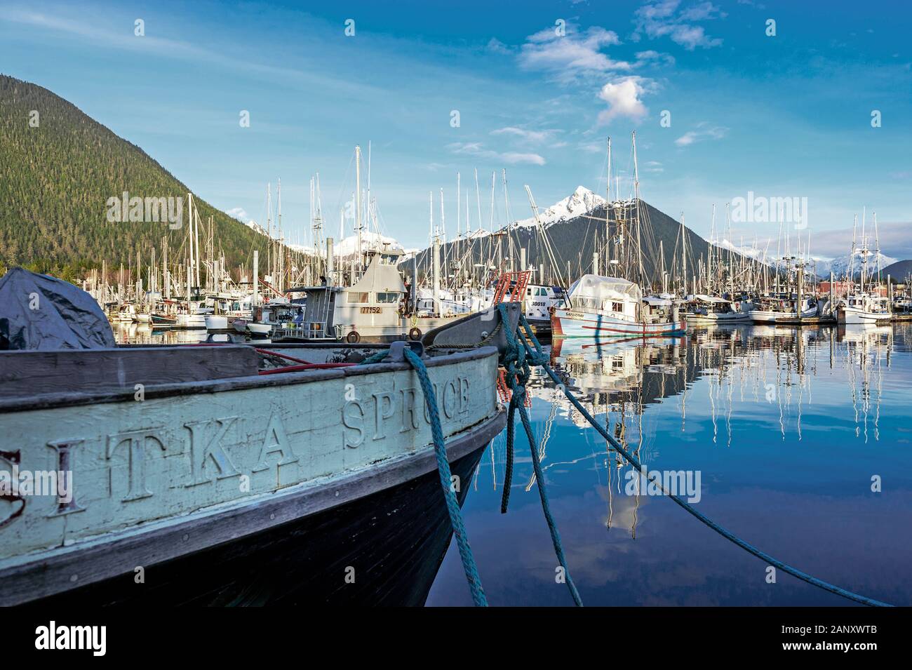 Lavori in legno skiff legato in Thompsen Harbour con Mount Verstovia in background, Sitka, Alaska, Stati Uniti d'America. Foto Stock