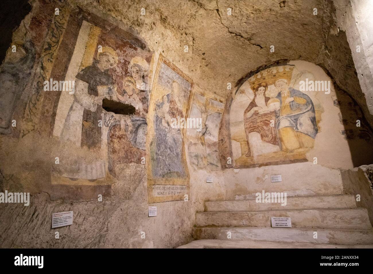 Antichi affreschi nella chiesa rupestre di San Julian cripta. grotta chiesa e convento di San Agostino, Matera, Italia Foto Stock