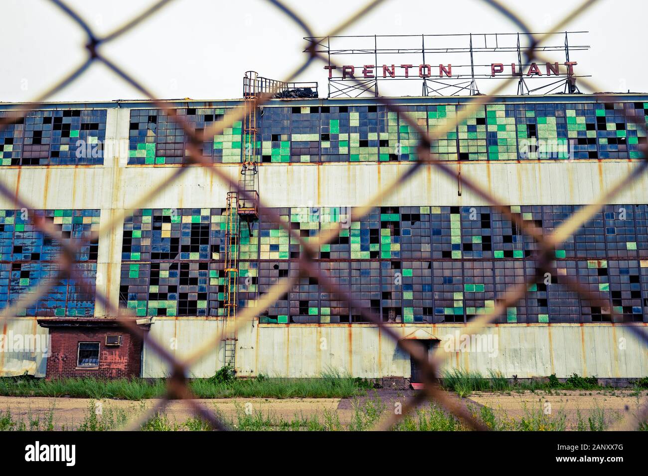 Finestra modelli di dolore sul parzializzato e recentemente rasa, McLouth impianto siderurgico. Foto Stock