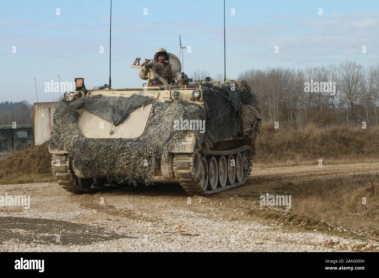Sede e sede di truppe, 4° Stormo, 9° Squadrone di cavalleria, 2° Brigata corazzate contro la squadra, 1° Divisione di cavalleria, 1 Sgt. Jamie Villegas treni per il trasporto dei soldati con simulazione di lesioni in una simulazione di fuoco indiretto attacco durante il live fire esercizio di Grafenwohr, Germania in preparazione per risolvere combinato XIII, Gen16, 2020. Combinate risolvere XIII è un biennale U.S. Esercito in Europa e il settimo Esercito di formazione led Comando esercizio destinato a valutare e certificare la disponibilità e l'interoperabilità di U.S. Le forze mobilitate in Europa a sostegno di Atlantic risolvere. (U.S. Esercito Nazionale Gu Foto Stock