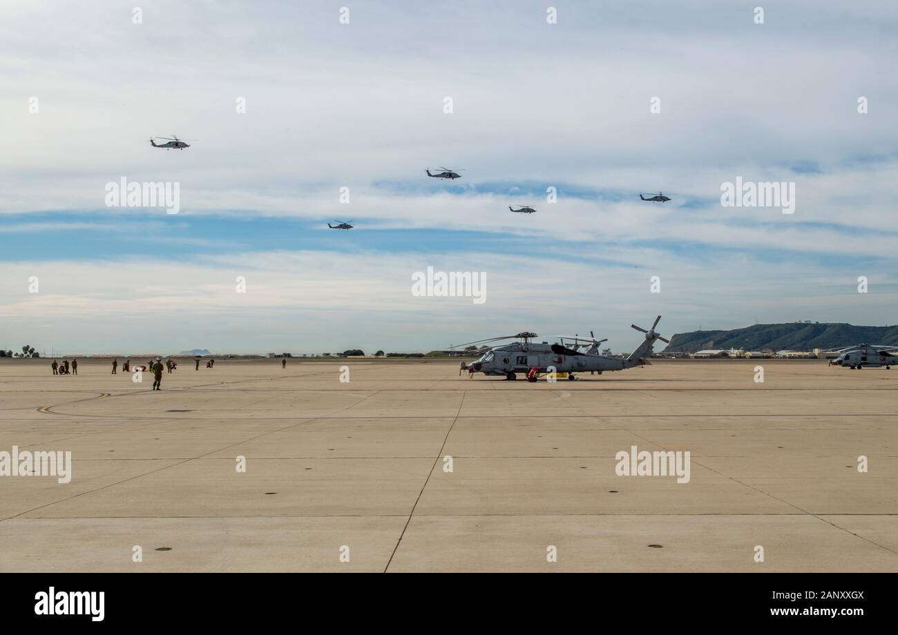 200119-N-SS350-1029 SAN DIEGO (GEN. 19, 2020) Cinque MH-60R elicotteri, assegnato al "Grifoni" di elicottero Maritime Strike Squadron (HSM) 79, volare in formazione oltre il campo di aria alla Naval Air Station North Island (NASNI), San Diego. HSM 79 ritorna alla NASNI dopo una regolare distribuzione programmata con Abraham Lincoln Carrrier Strike gruppo a sostegno di le operazioni di sicurezza marittima e di teatro la cooperazione in materia di sicurezza gli sforzi nella quinta e sesta flotta zone di operazione. (U.S. Foto di Marina di Massa lo specialista di comunicazione di terza classe Jason Waite/rilasciato) Foto Stock