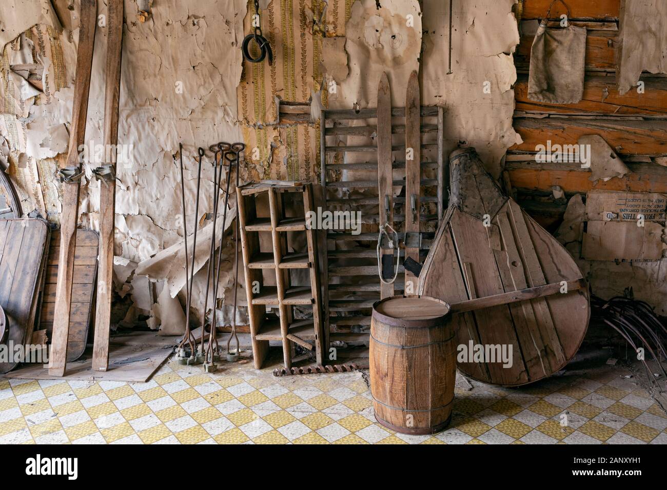 MT00410-00...MONTANA - elementi trovati nella città fantasma di Bannack, ora memorizzati in un vecchio edificio per il pubblico di vista in stato di Bannack Park. Foto Stock