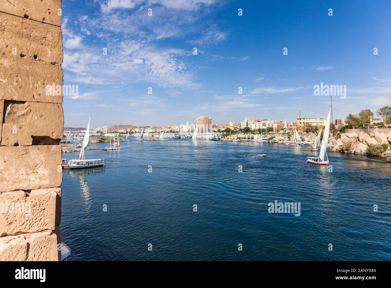 Vista del fiume Nilo dal Tempio di Khnum, all'Isola Elefantina, Assuan, Egitto, Nord Africa, Africa Foto Stock