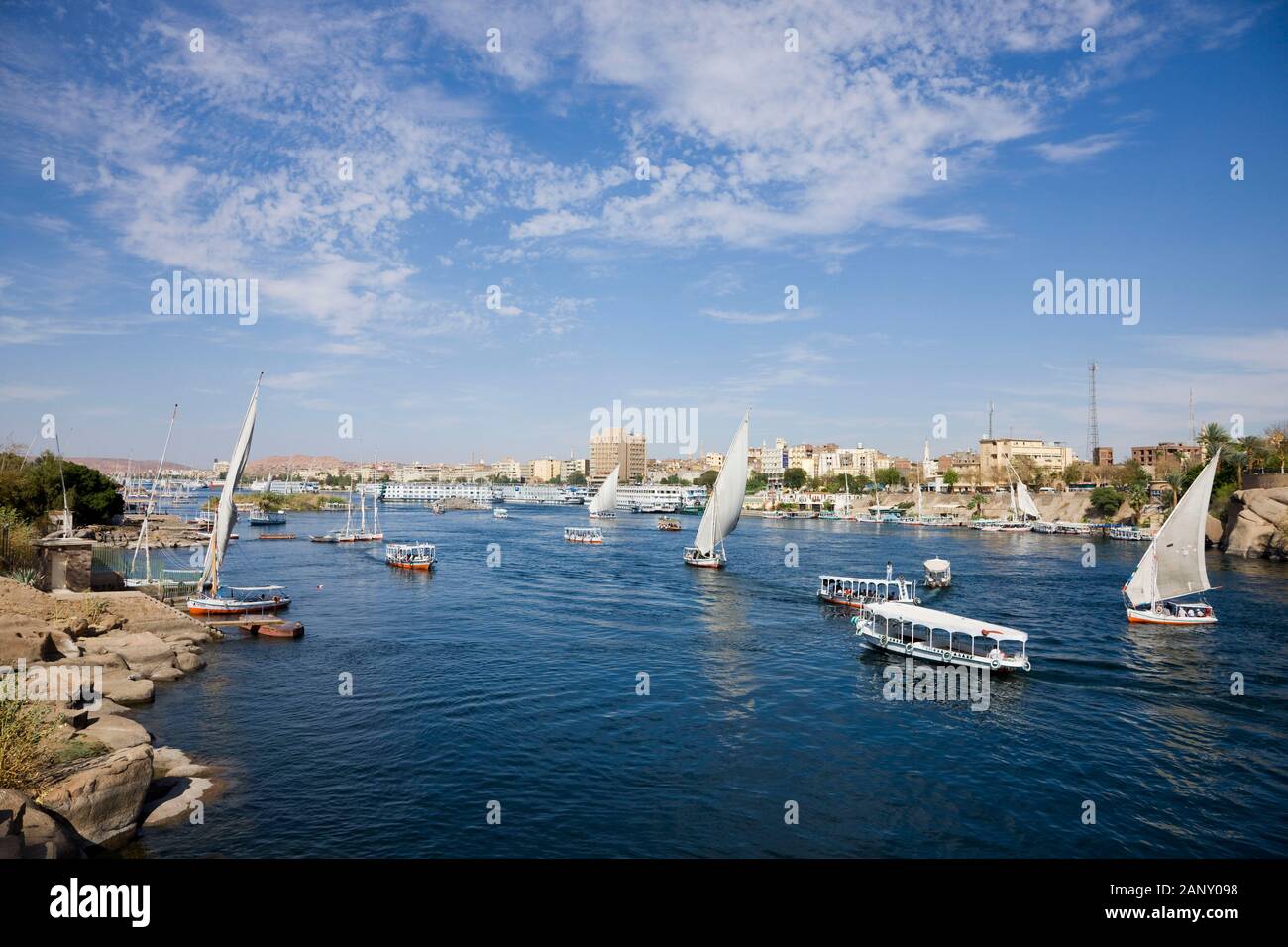 Vista del fiume Nilo dal Tempio di Khnum, all'Isola Elefantina, Assuan, Egitto, Nord Africa, Africa Foto Stock