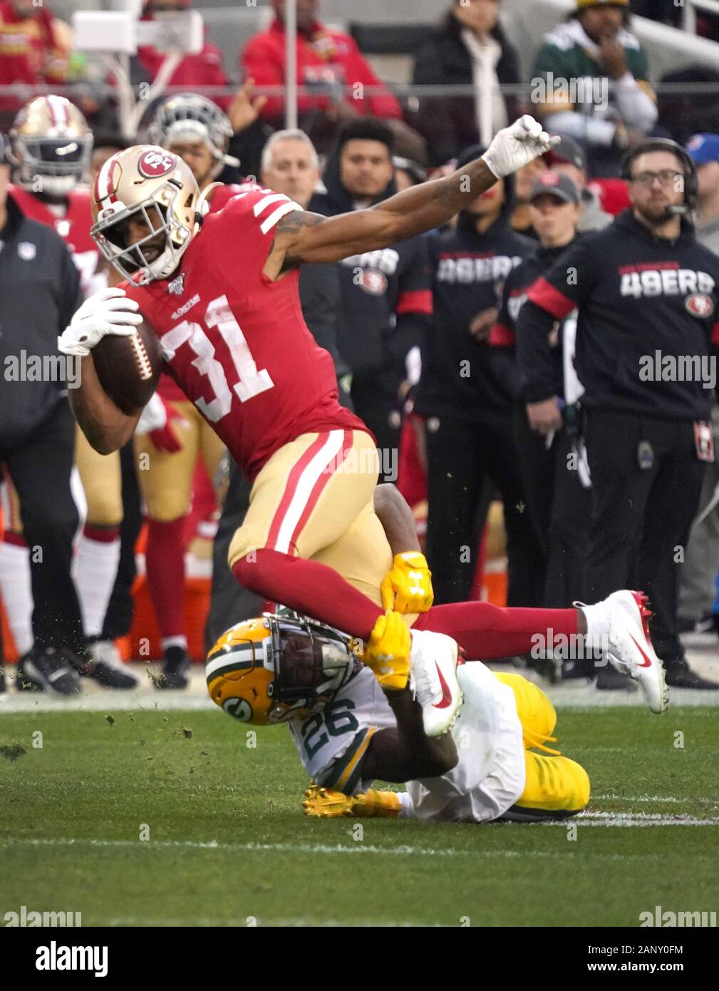 Santa Clara, Stati Uniti. Xix gen, 2020. San Francisco 49ers running back Raheem Mostert guadagna 18 metri dopo il Green Bay Packers safety Darnell Savage nel secondo trimestre azione di NFC campionato a Levi's Stadium di Santa Clara, California, domenica 19 gennaio, 2020. Mostert ha segnato quattro touchdowns e il 49ers sconfitto gli imballatori 37-20. Foto di Jon SooHoo/UPI Credito: UPI/Alamy Live News Foto Stock