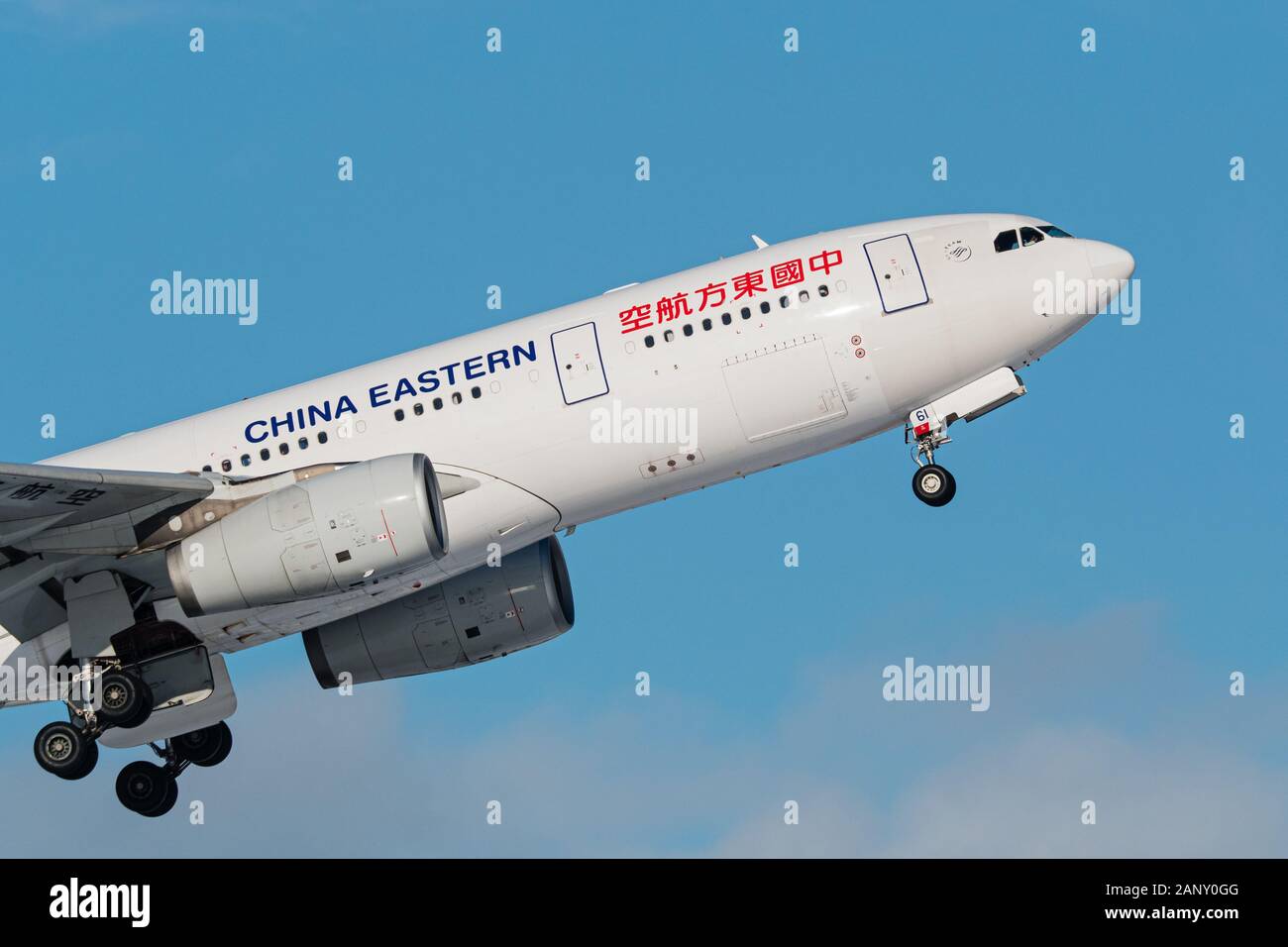 China Eastern Airlines piano Airbus A330 (A330-200) wide-body jet aereo di linea in volo dopo il decollo Foto Stock