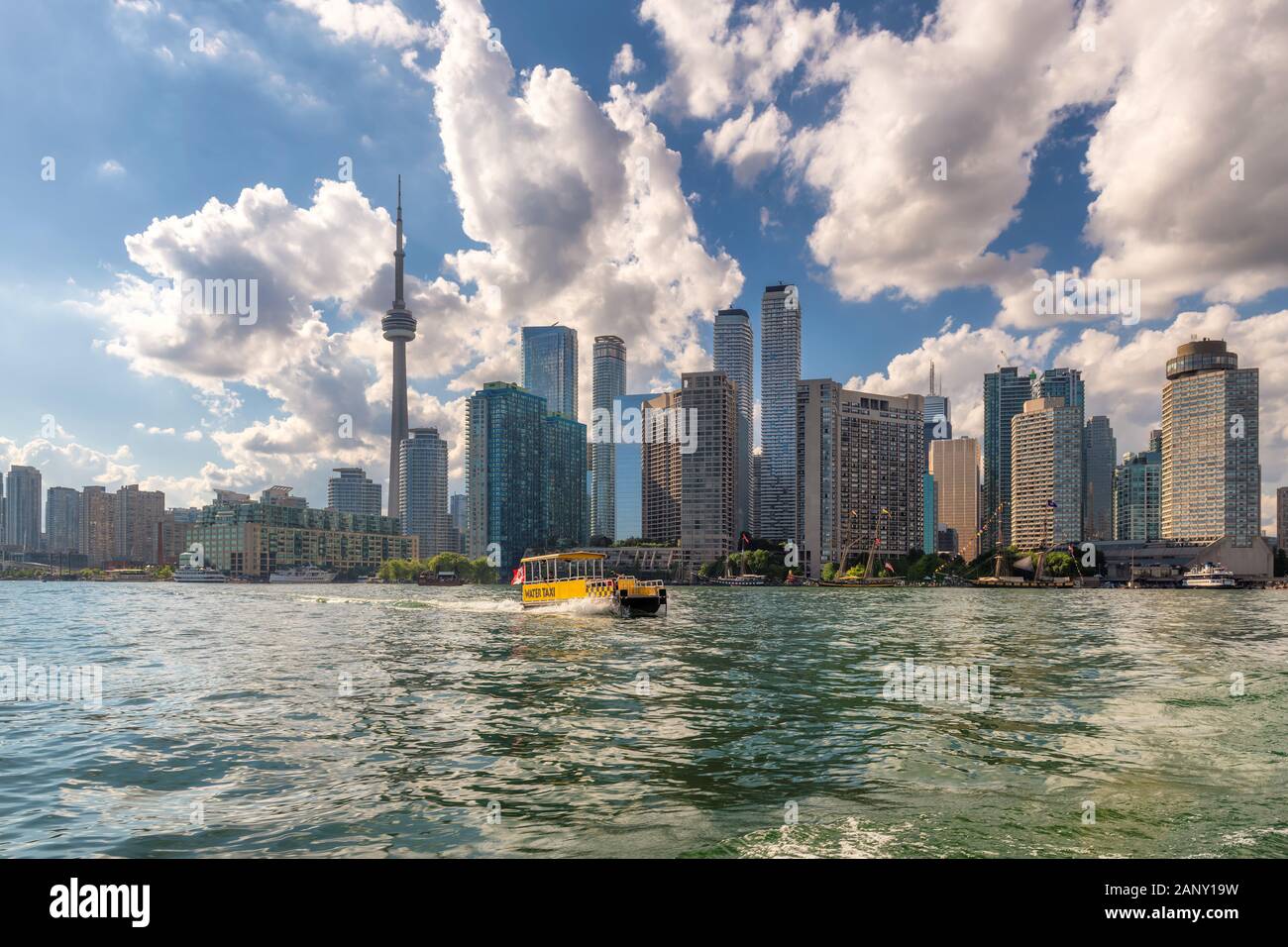 Toronto skyline della città e taxi d'acqua nel Lago Ontario, Toronto, Ontario, Canada. Foto Stock