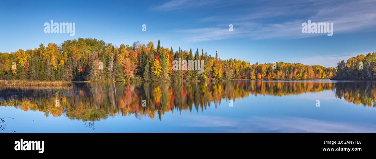 Giorno lago nel Chequamegon National Forest. Foto Stock