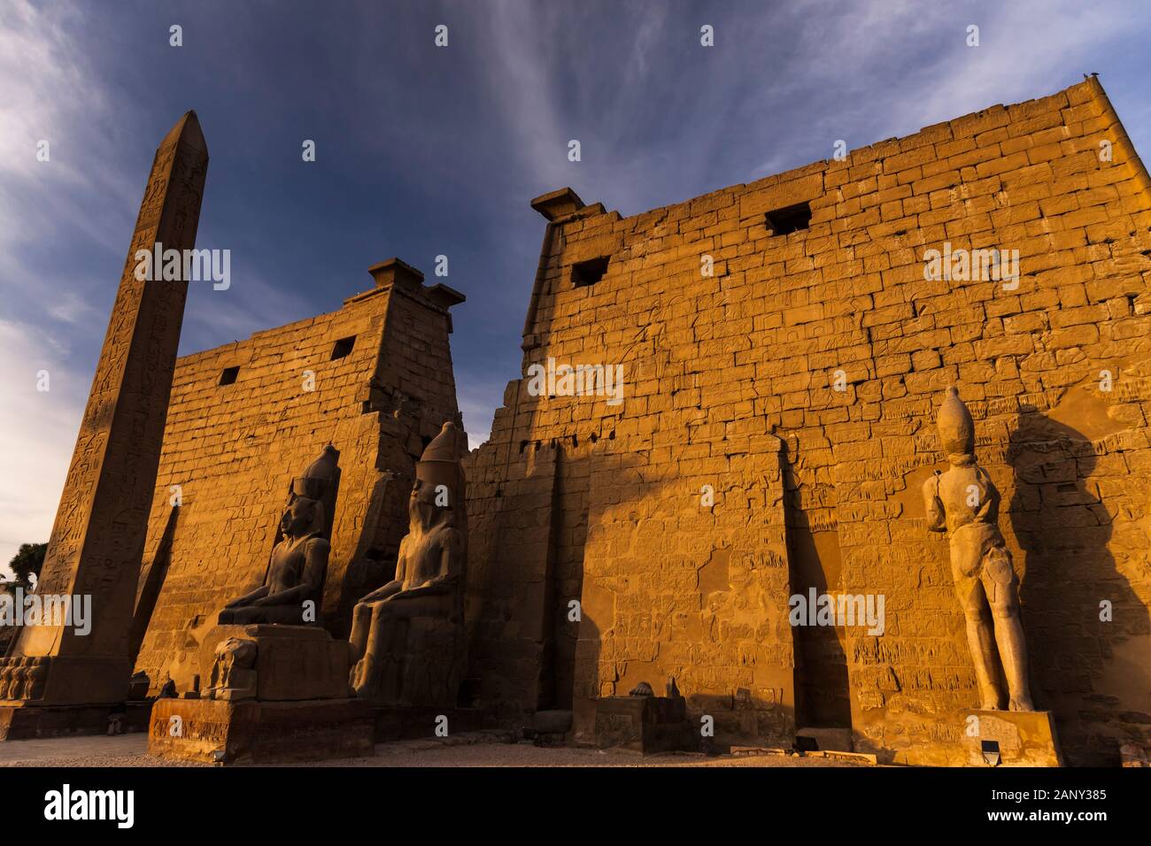 Mattina bagliore del tempio di Luxor, ingresso del tempio, anche porta torre, Primo pilone, Luxor, Egitto, Nord Africa, Africa Foto Stock