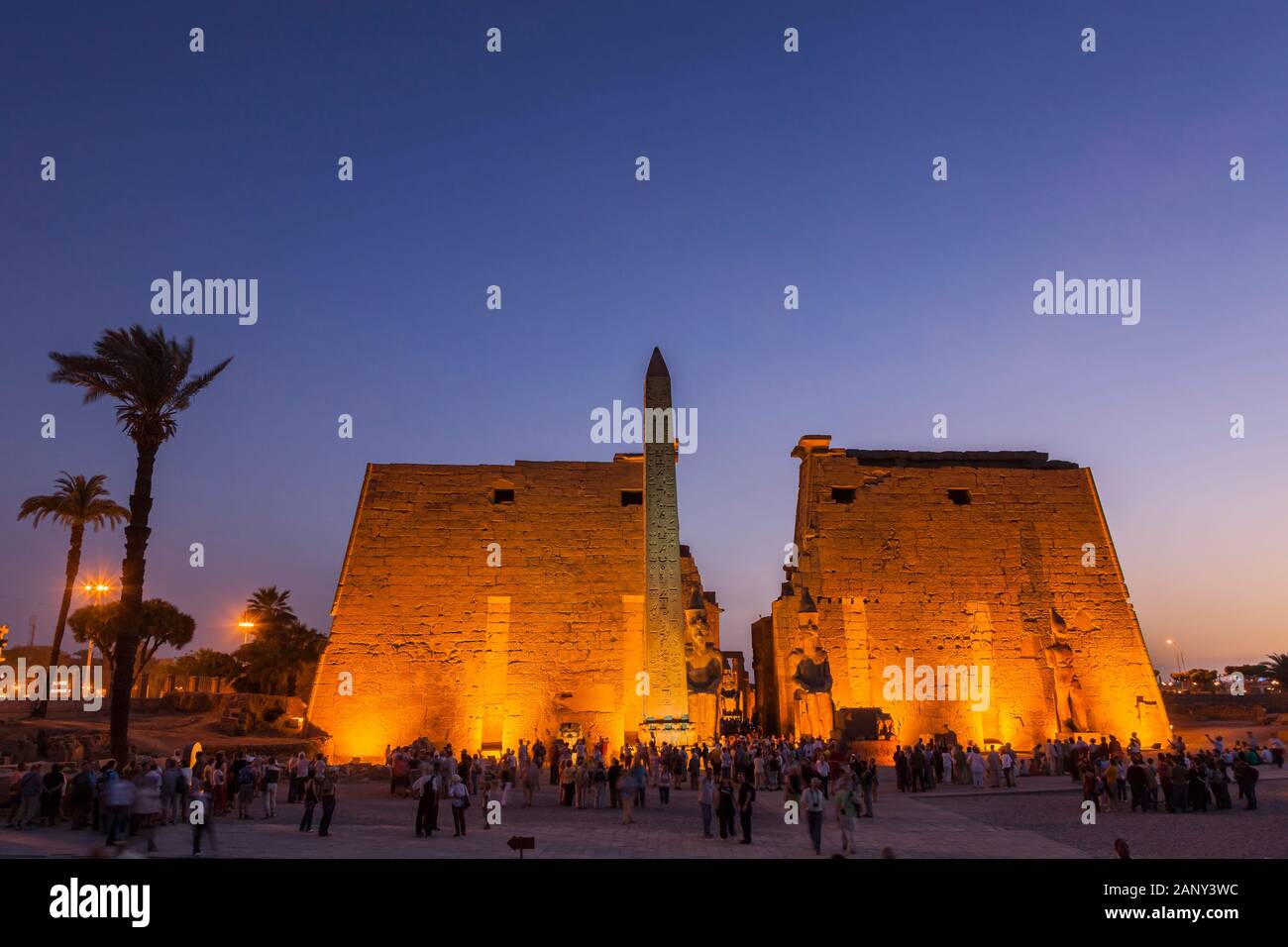 Tempio di Luxor, illuminazione del primo phylon, crepuscolo serale, Luxor, Egitto, Nord Africa, Africa Foto Stock