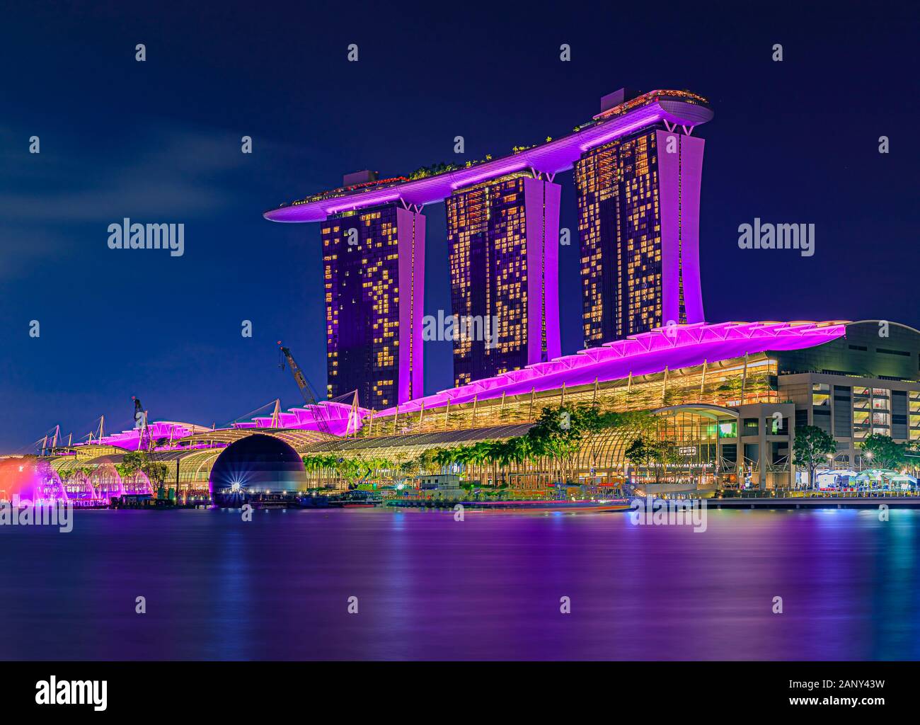 Singapore - 06 Settembre 2019: vista dell'illuminato famoso hotel di lusso, il centro dello shopping e casinò Marina Bay Sands dopo il tramonto Foto Stock