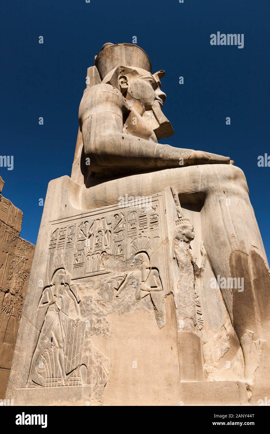 Tempio di Luxor, statua colossale di Ramses II, pilone di Ramses II, Luxor, Egitto, Nord Africa, Africa Foto Stock