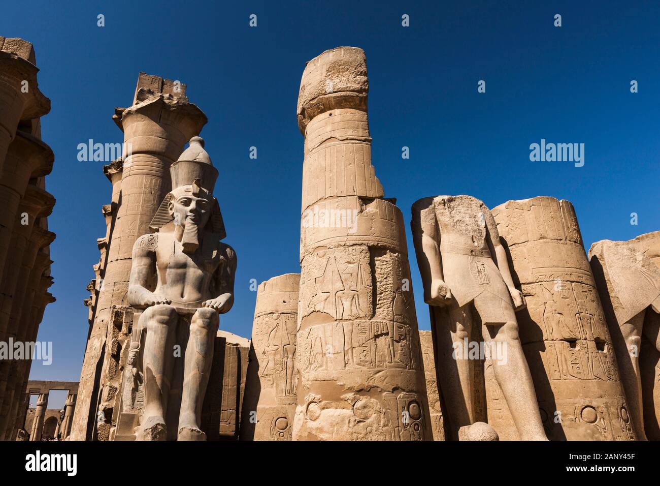 Sala Ramses II e pilone di Luxor Tempio, Luxor, Egitto, Nord Africa, Africa Foto Stock