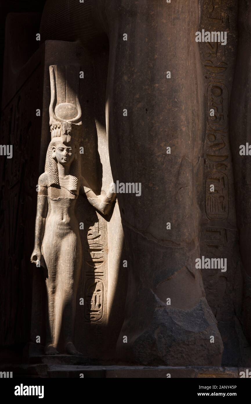 Tempio di Luxor, statua colossale e sculture e rilievo di Ramses II, pilone di Ramses II, Luxor, Egitto, Nord Africa, Africa Foto Stock