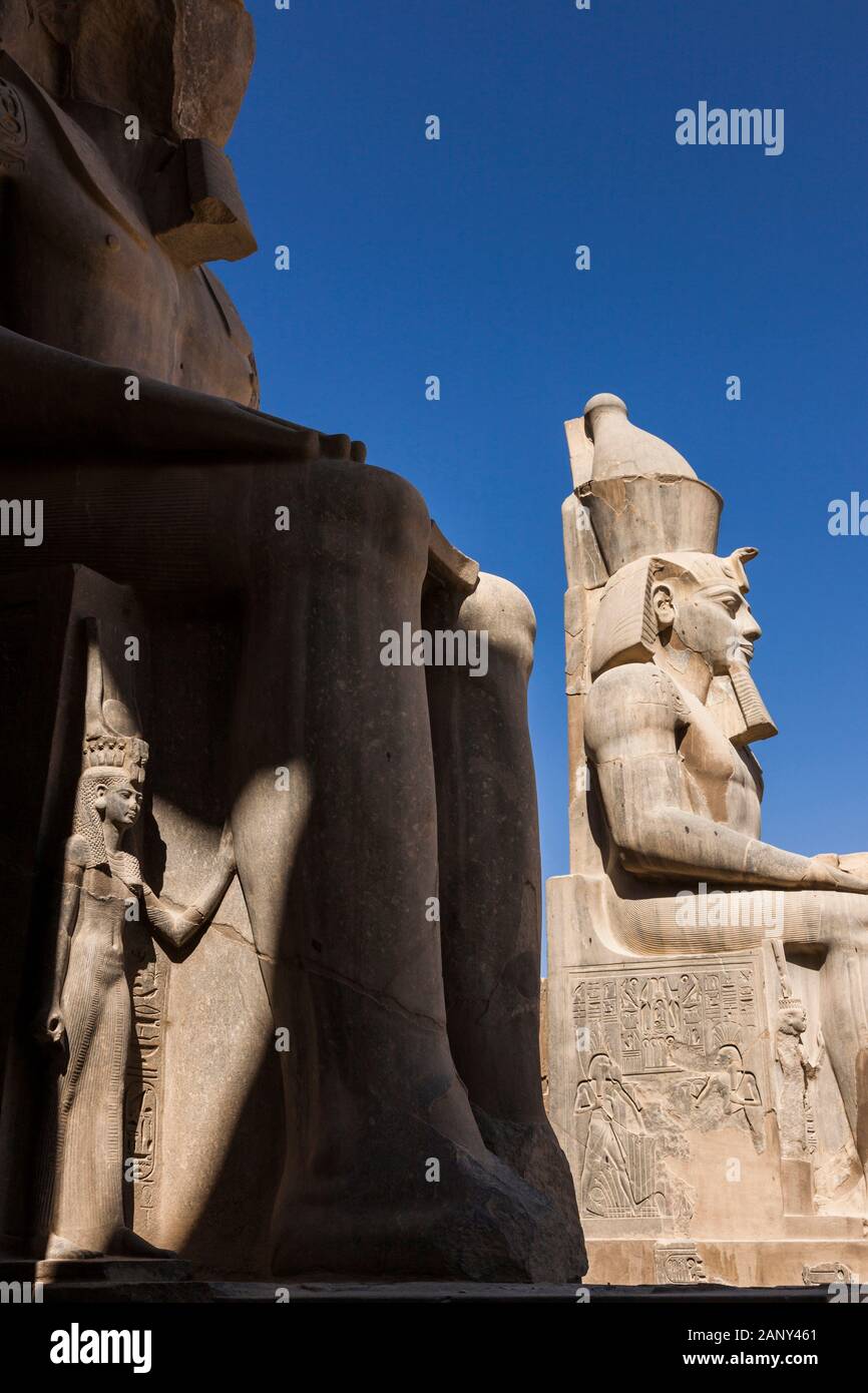 Tempio di Luxor, statua colossale e sculture e rilievo di Ramses II, pilone di Ramses II, Luxor, Egitto, Nord Africa, Africa Foto Stock