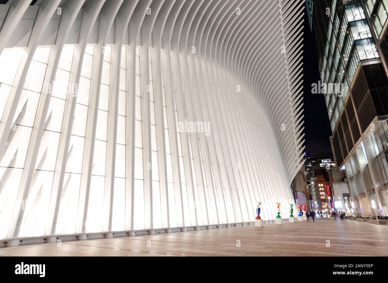 L'esterno del World Trade Center Westfield Mall a Manhattan, New York, NY di notte Foto Stock