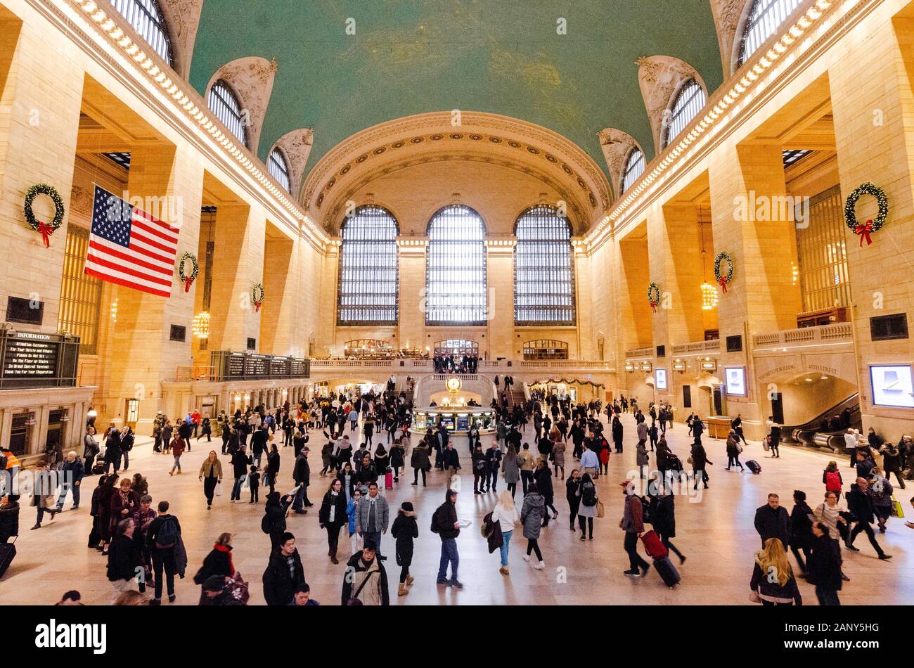 La Grand Central Station Terminal con una fitta folla di gente che si muove - Manhattan, New York, NY Foto Stock