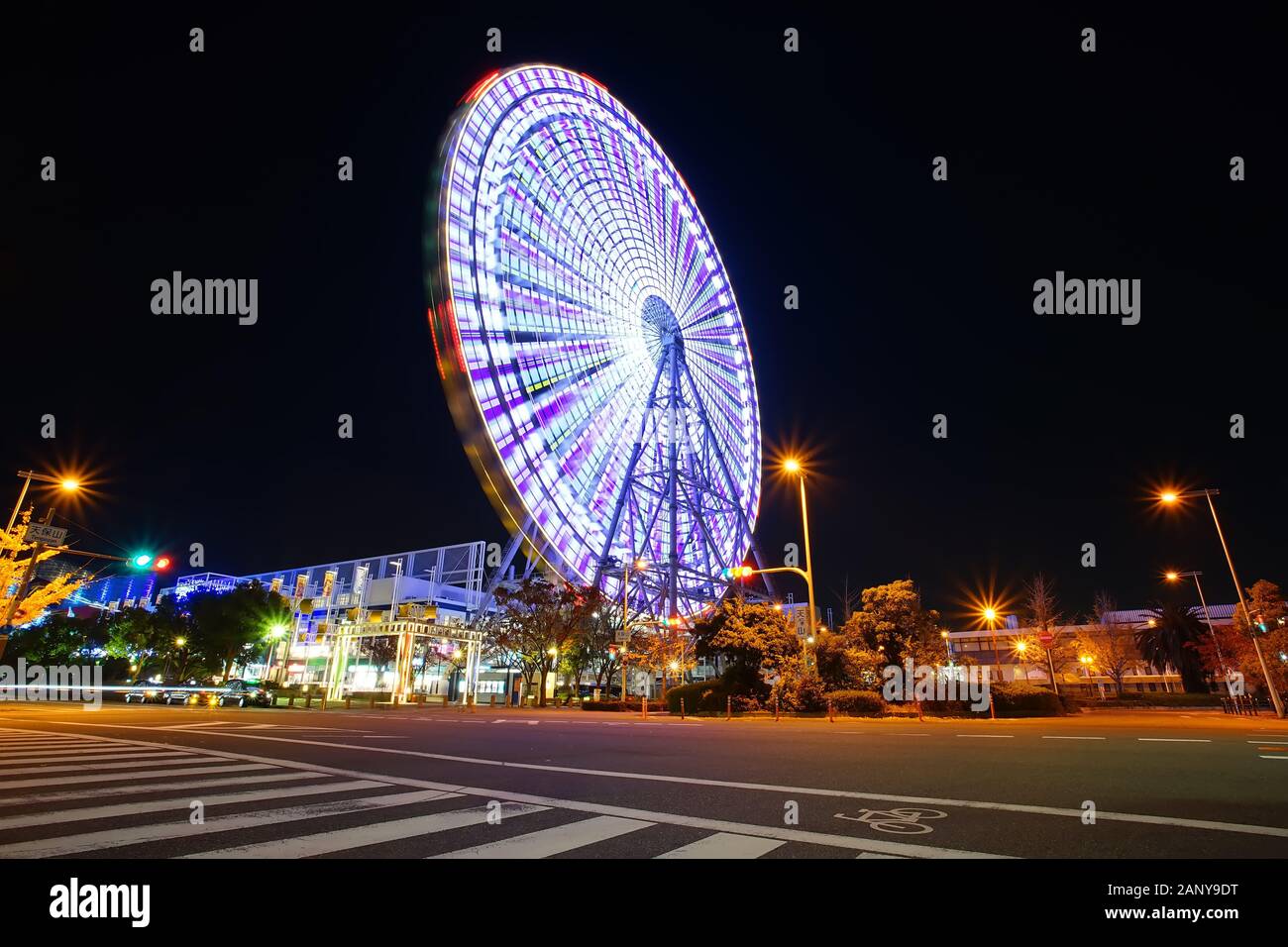 Le famose destinazioni di viaggio a Osaka Tempozan ruota panoramica Ferris, città di Osaka, in Giappone. Questa ruota è 112,5 metri di altezza (369 ft) e 100 metri di diamete Foto Stock