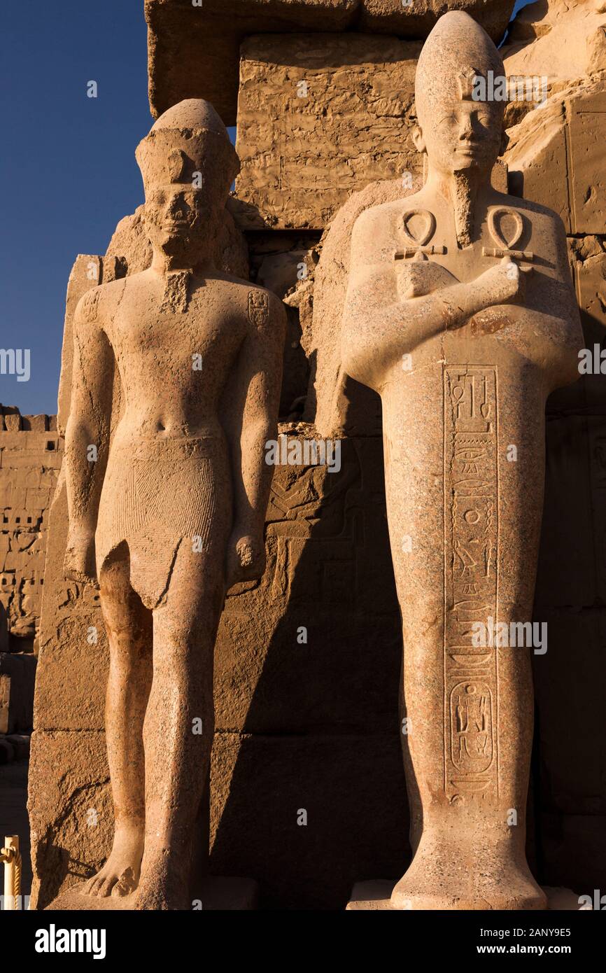 Statue del re di 7th pilone, la mattina presto, Tempio di Karnak, Luxor, Egitto, Nord Africa, Africa Foto Stock