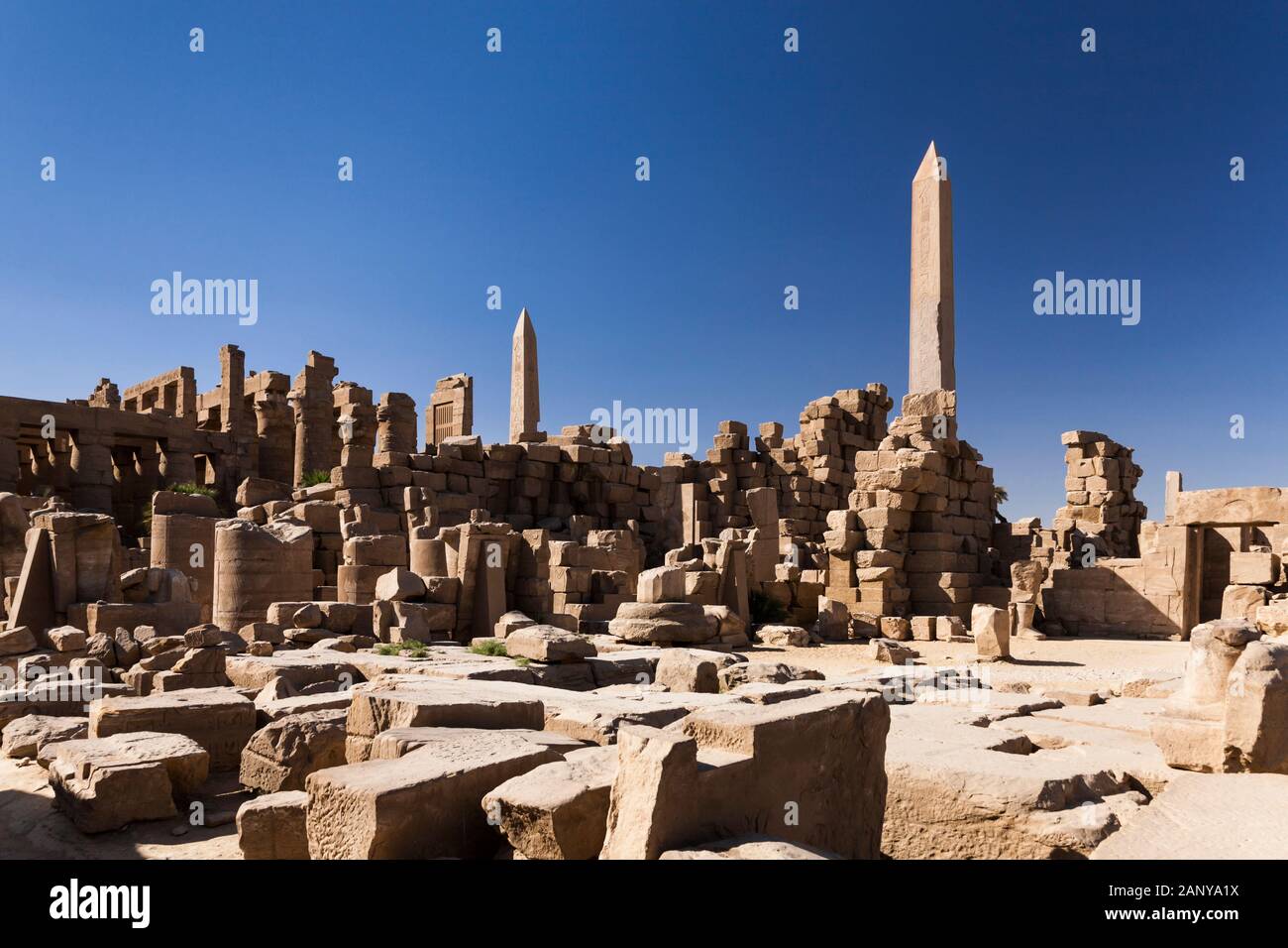 Tempio di Karnak, obelisco e macerie di pietra, Luxor, Egitto, Nord Africa, Africa Foto Stock