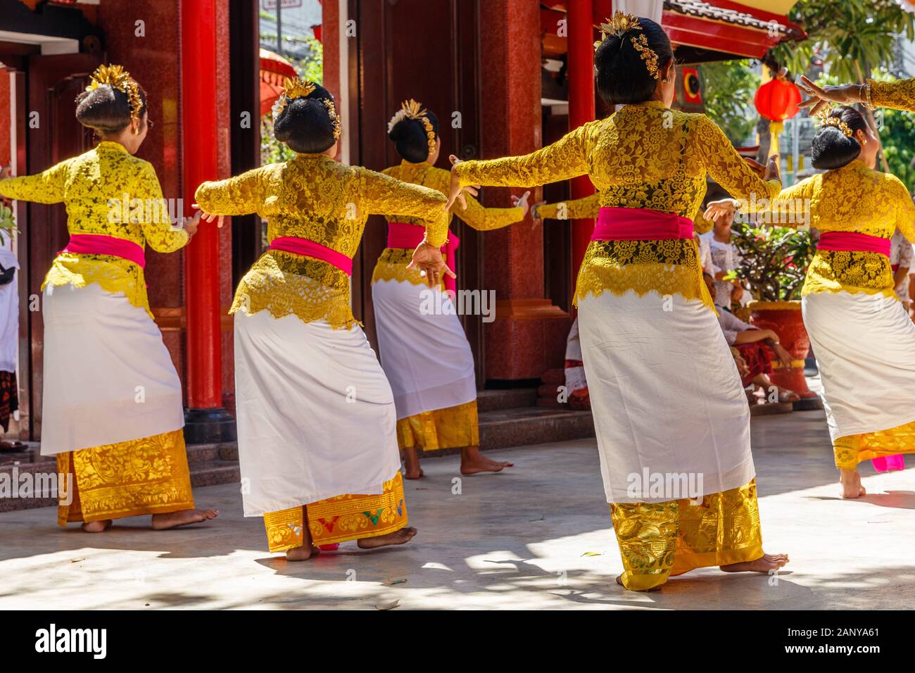 Danze tradizionali cerimoniali a Vihara Dharmayana - tempio buddista cinese (Kongco Kuta o Kongco Leng Gwan Kuta) a Kuta, Bali, Indonesia. Foto Stock