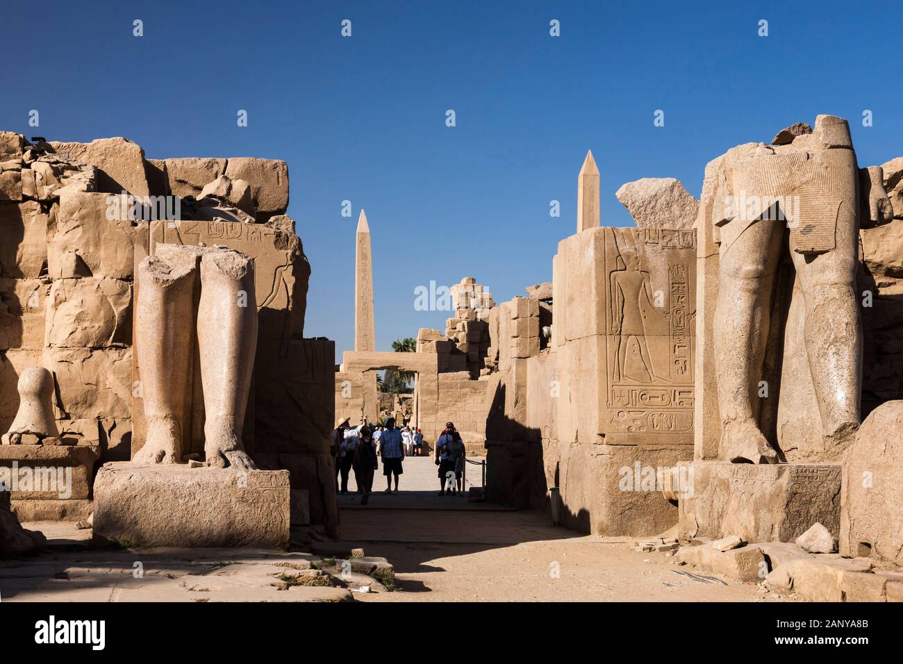 Statue del re di 7th pilone, tempio di Karnak, Luxor, Egitto, Nord Africa, Africa Foto Stock