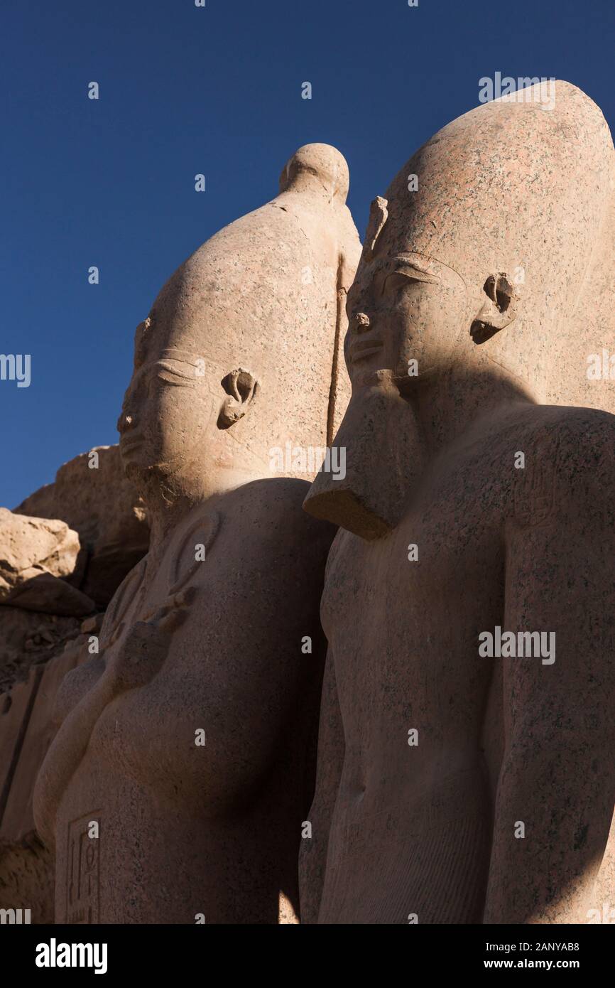 Statue del re di 7th pilone, tempio di Karnak, Luxor, Egitto, Nord Africa, Africa Foto Stock