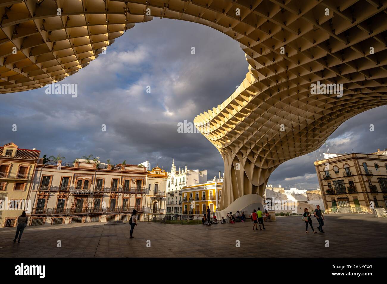 Siviglia, Spagna - Sevilla funghi - scultoree e struttura in legno con un museo archeologico, passerella sul tetto & viewpoint Foto Stock