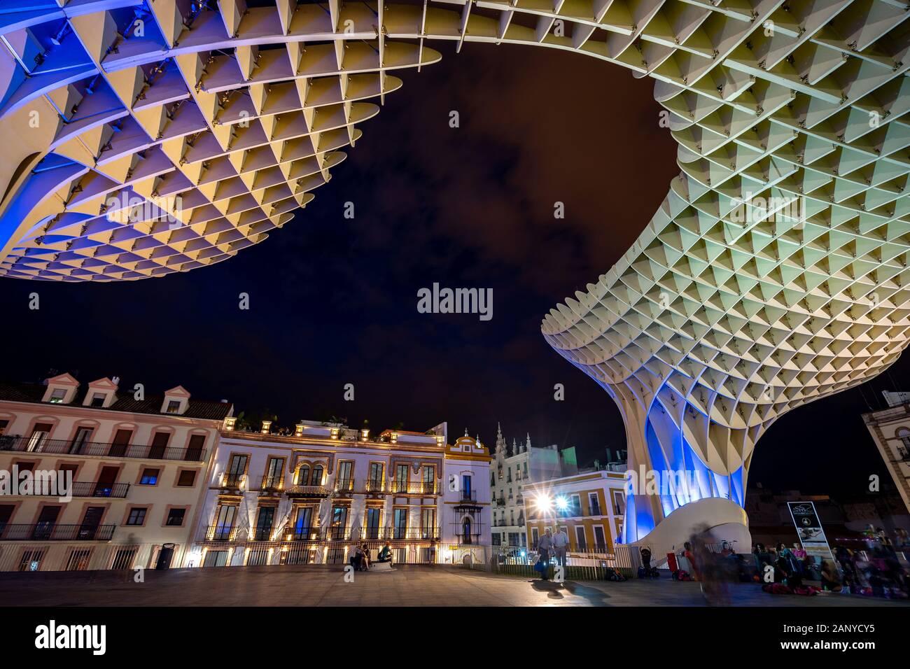 Siviglia, Spagna - Sevilla funghi - scultoree e struttura in legno con un museo archeologico, passerella sul tetto & viewpoint Foto Stock