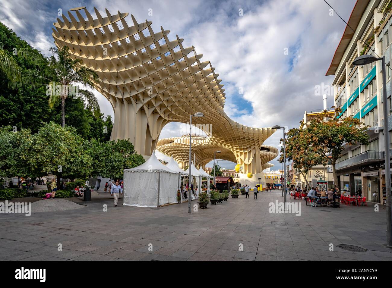 Siviglia, Spagna - Sevilla funghi - scultoree e struttura in legno con un museo archeologico, passerella sul tetto & viewpoint Foto Stock
