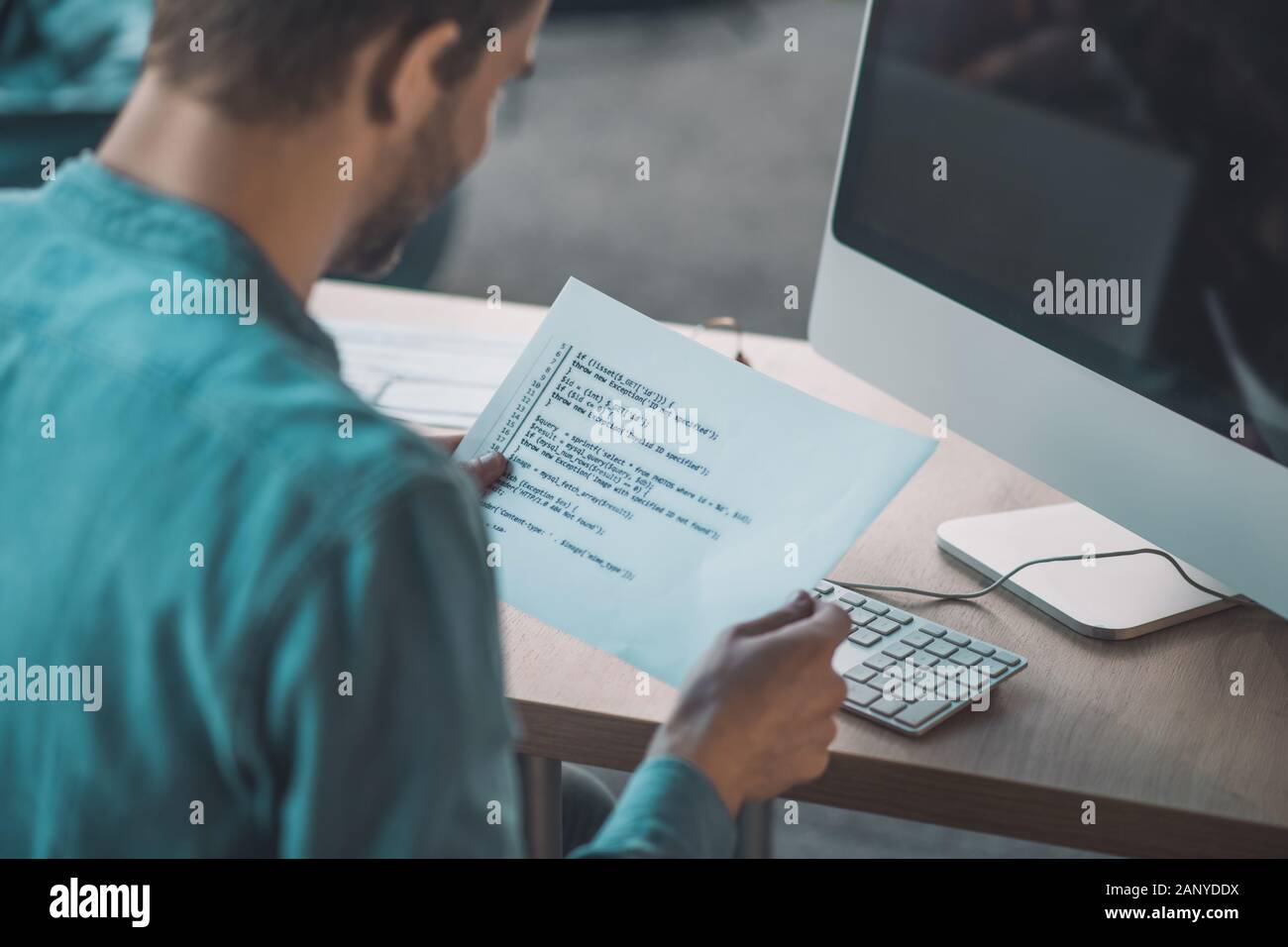 In prossimità di un bel giovane di lettura del codice Foto Stock