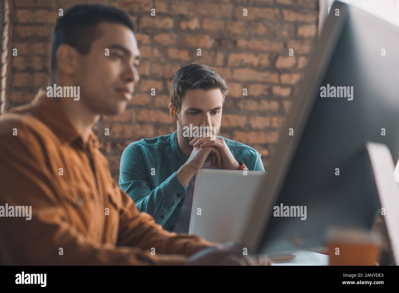 Bel uomo premuroso pensiero circa il suo lavoro Foto Stock