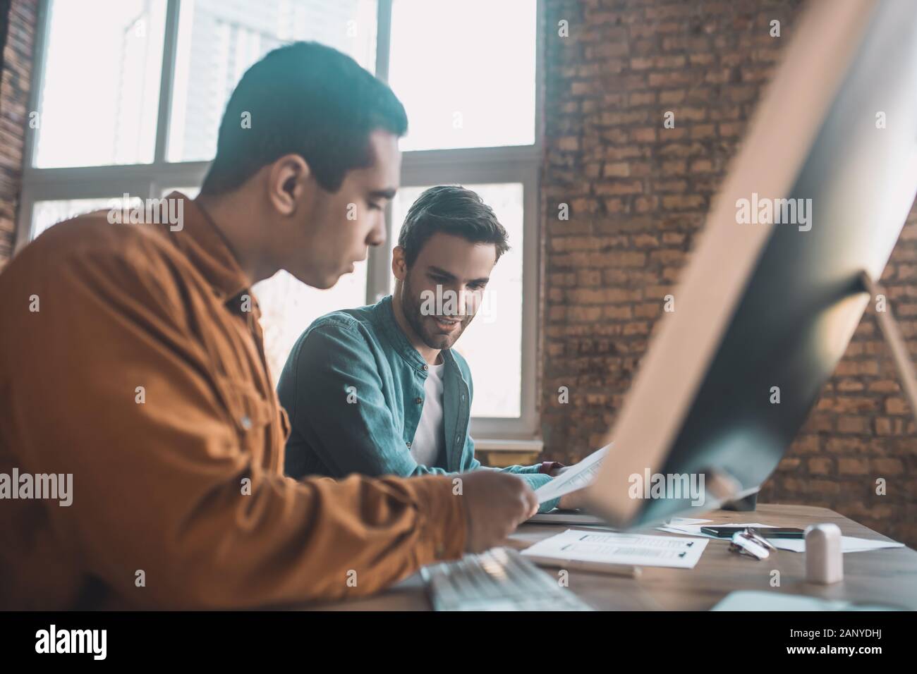 Gioioso uomini piacevole parlare con ciascun altro Foto Stock