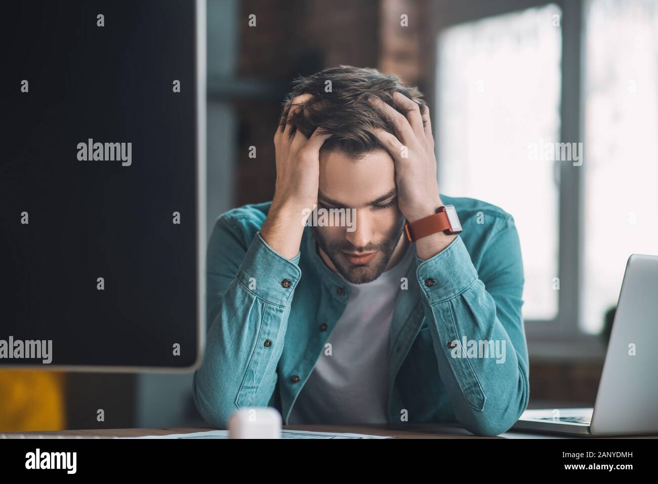 Buona ricerca giovane azienda la sua testa Foto Stock