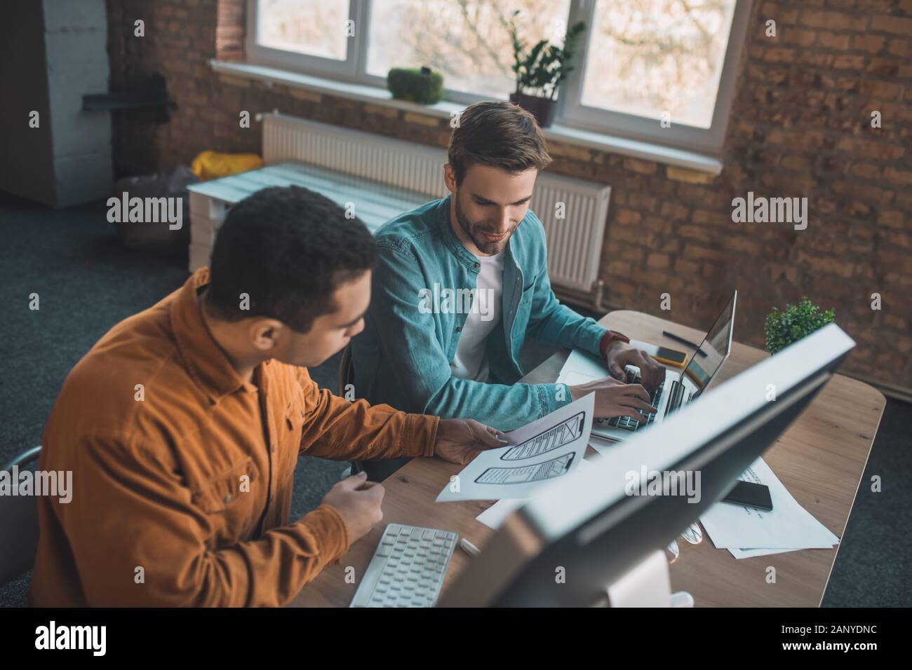 Vista superiore della smart giovani uomini al lavoro in team Foto Stock