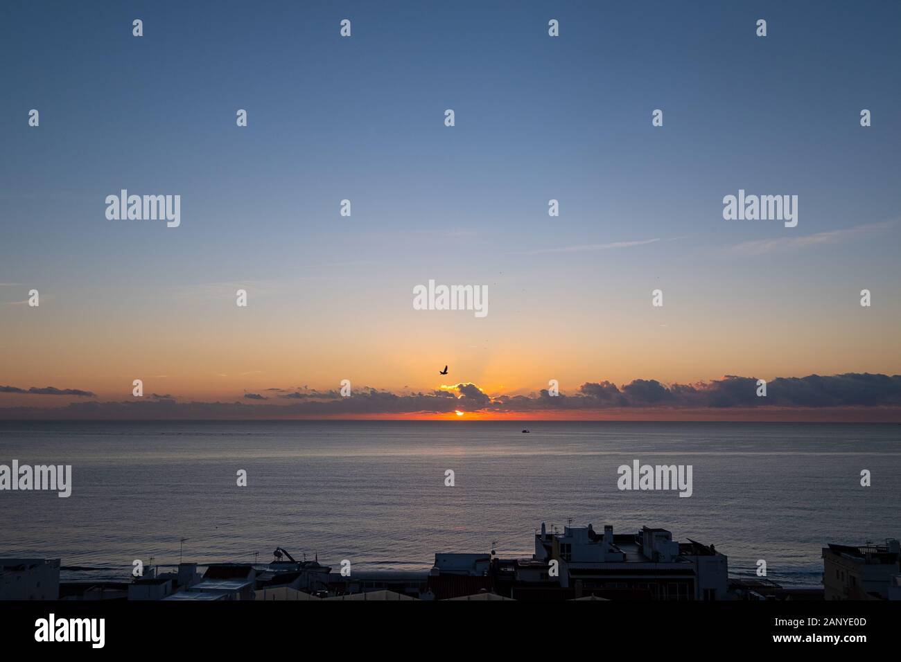 Vista ad alto angolo della splendida alba sul mare calmo in Spagna Foto Stock