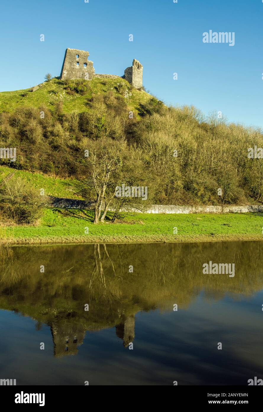 Castello di Dryslwyn sulle rive del fiume Tywi nel Carmarthenshire in una fredda e luminosa giornata invernale nel mese di gennaio. Nota la riflessione del castello nel fiume. Foto Stock
