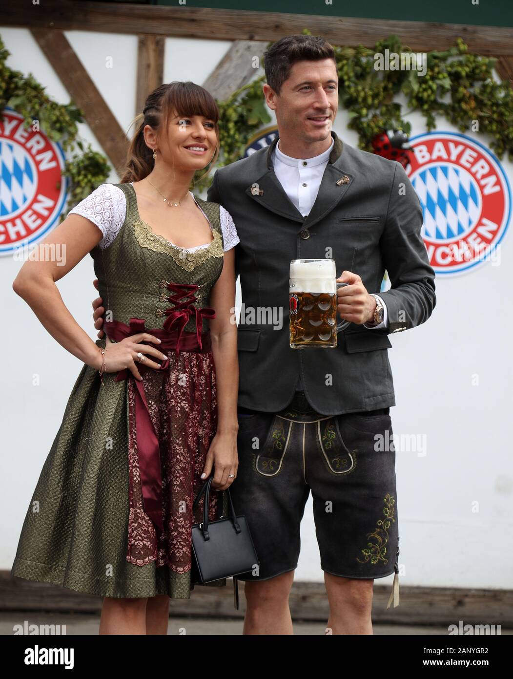 Robert LEWANDOWSKI (FC Bayern Monaco di Baviera) con la moglie Anna. Il calcio FC Bayern Monaco, tradizionale Oktoberfest visita alla della Kaefer Schenke, su Ottobre 6th, 2019 in Muenchen/Germania. | Utilizzo di tutto il mondo Foto Stock
