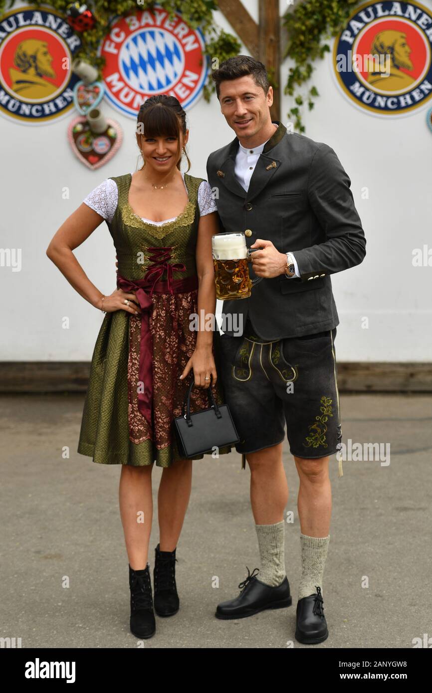 Robert LEWANDOWSKI (FC Bayern Monaco di Baviera) con la moglie Anna Lewandowska. con la massa di birra in costume bavarese, lederhosen. Dirndl . Il calcio FC Bayern Monaco, tradizionale Oktoberfest visita alla della Kaefer Schenke, su Ottobre 6th, 2019 in Muenchen/Germania. | Utilizzo di tutto il mondo Foto Stock