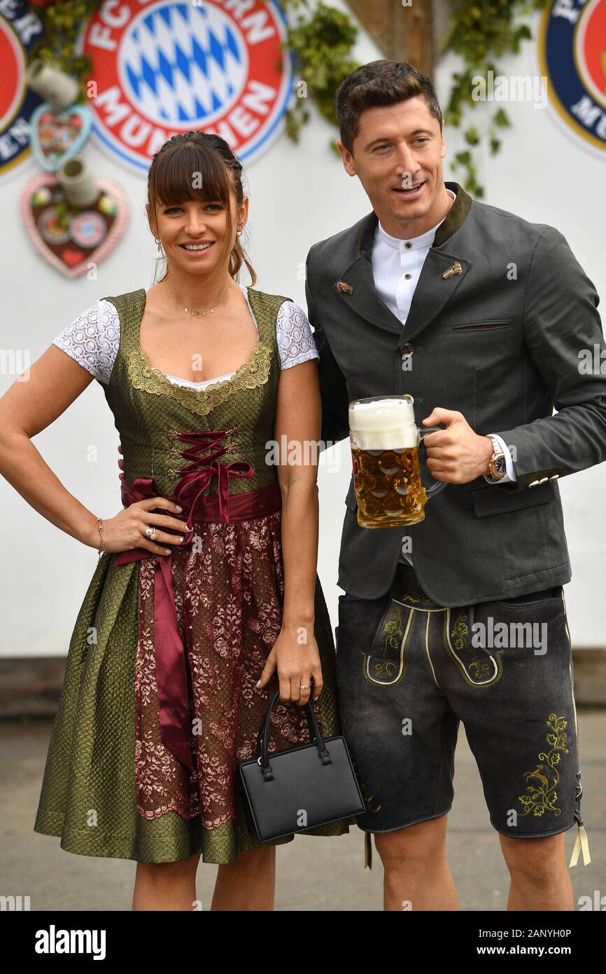 Robert LEWANDOWSKI (FC Bayern Monaco di Baviera) con sua moglie Anna in costume bavarese, lederhosen. Dirndl. Il calcio FC Bayern Mu enchen, tradizionale Oktoberfest visita alla della Kaefer Schenke, su Ottobre 6th, 2019 in Muenchen/Germania. | Utilizzo di tutto il mondo Foto Stock