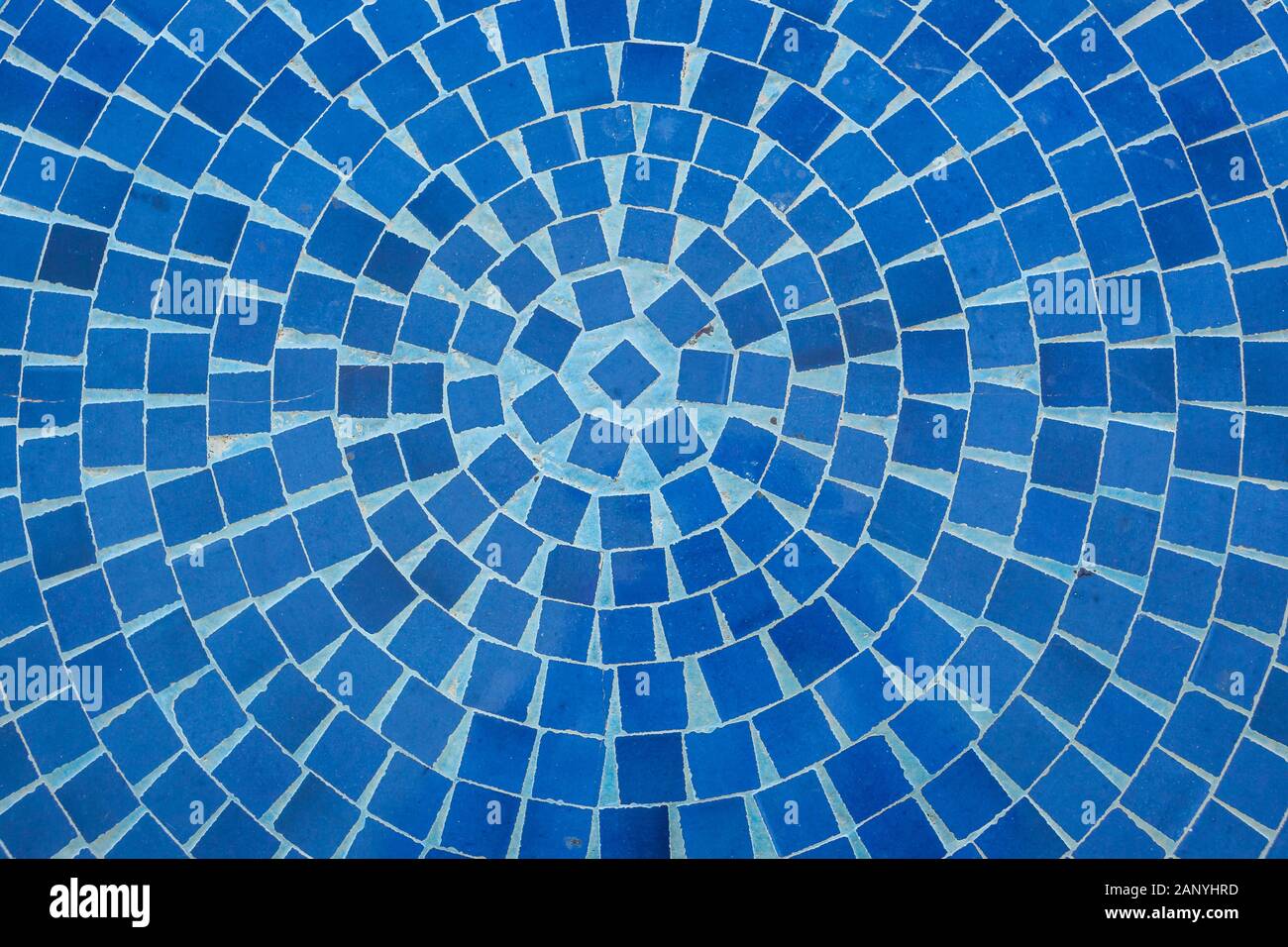 Mosaico blu piastrelle quadrate cerchi sulla tabella closeup sfondo craft art decor e design. Foto Stock
