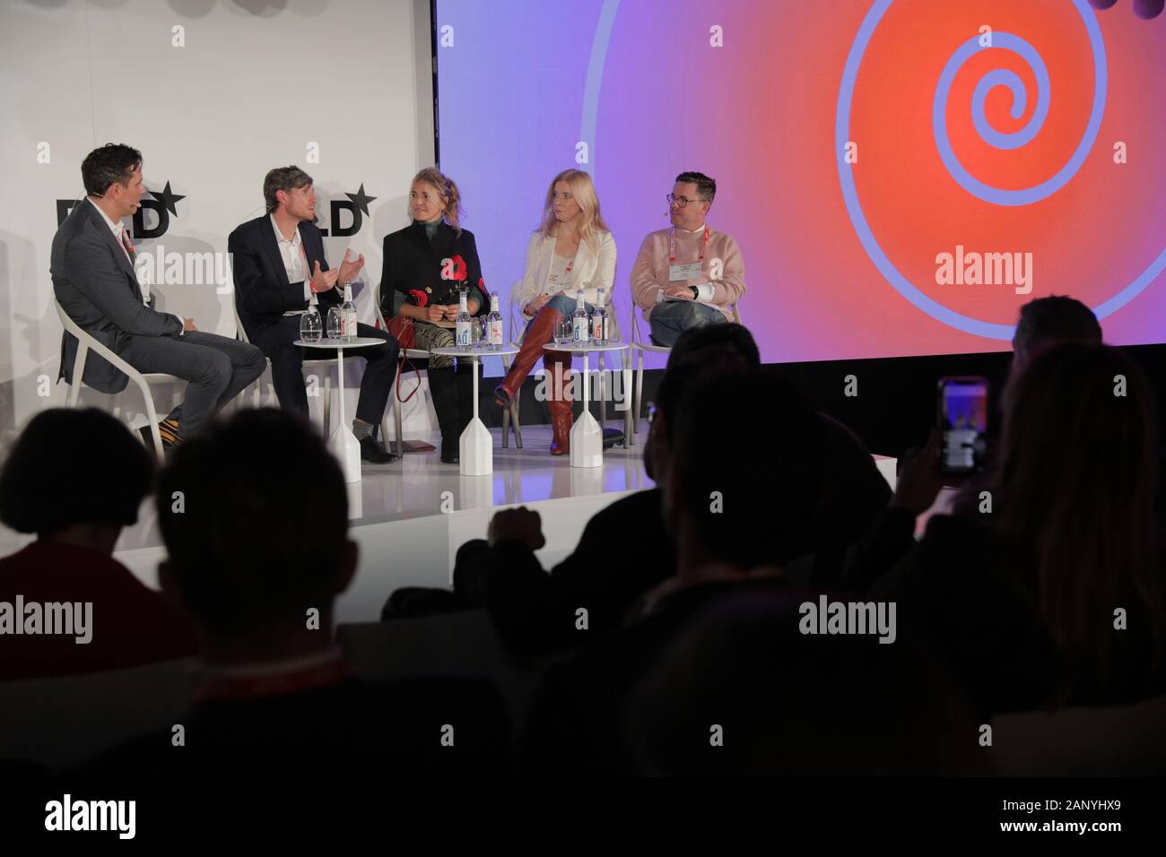 Monaco di Baviera. Xix gen, 2020. (L-r) Christian Angermayer (fondatore e CEO Apeiron Investment Group), Robin Carhart-Harris (ricerca psichedelica all'Imperial College di Londra), Cristiana Falcone (Senior Advisor del Presidente al Forum Economico Mondiale), Anne Filippi (fondatore del nuovo club di salute) e Joerg Rohleder (direttore creativo di Focus Magazin) discutere durante un pannello a DLD conferenza di Monaco 2020, in Europa la grande conferenza Innovazione, Alte Kongresshalle, Monaco di Baviera, gennaio 18-20, 2020 foto Alleanza per la DLD/Hubert Burda Media | Utilizzo di credito in tutto il mondo: dpa/Alamy Live News Foto Stock