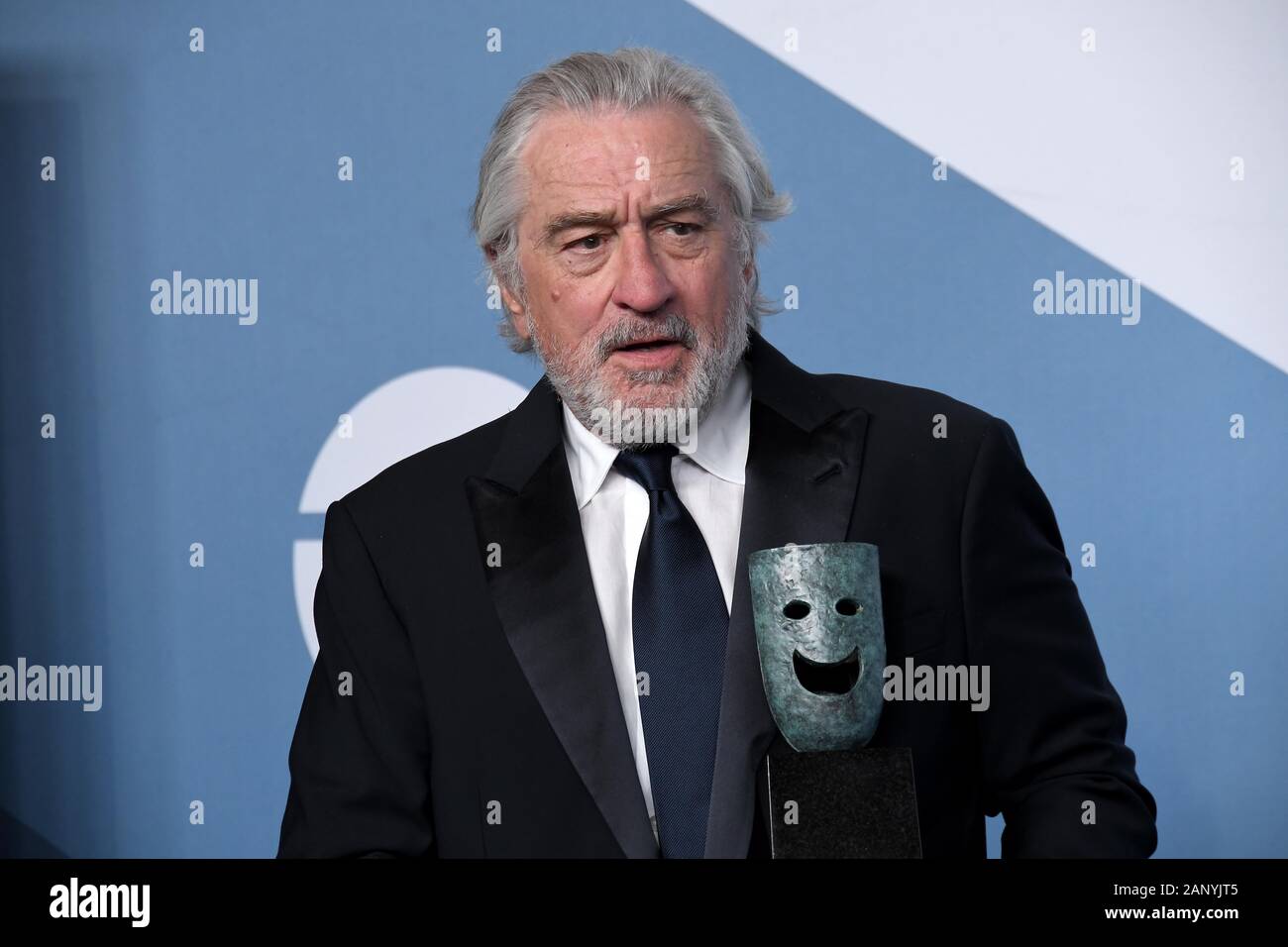 Los Angeles, California, USA. 19 gen 2020. Robert De Niro pone in sala stampa dopo aver ricevuto il SAG Life Achievement Award durante la XXVI edizione Screen Actors Guild Awards presso lo Shrine Auditorium on gennaio 19, 2020 a Los Angeles, California. (Foto di Sthanlee B. Mirador/Sipa USA) Credito: Sipa USA/Alamy Live News Foto Stock