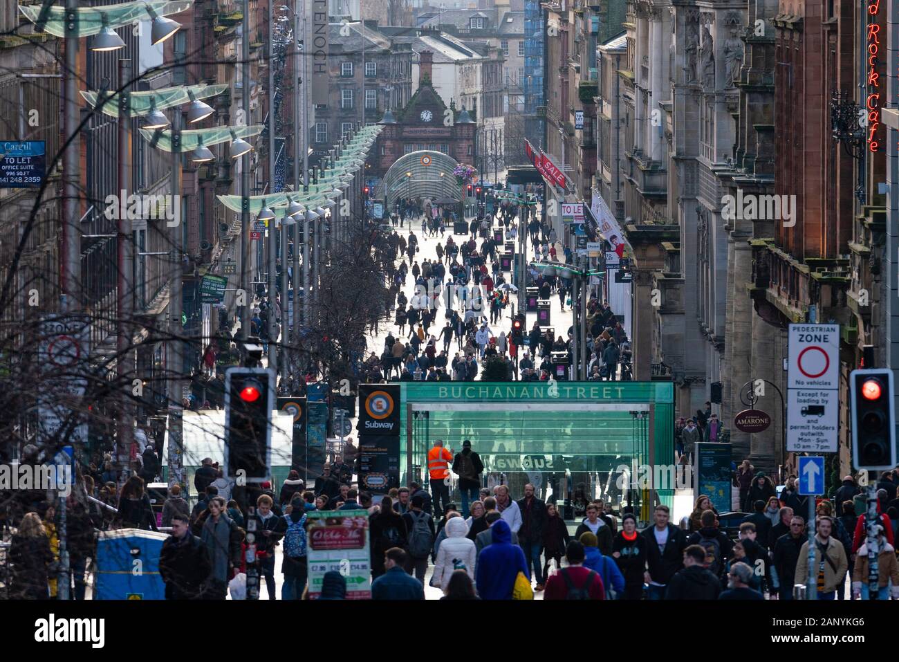 Vista lungo Buchanan Street sulla giornata invernale a Glasgow, Scotland, Regno Unito Foto Stock